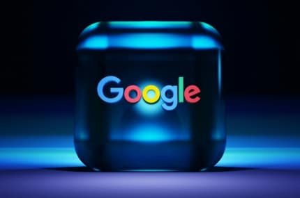 Glazen vierkant met het kleurrijke Google-logo tegen een donkere, blauw verlichte achtergrond.