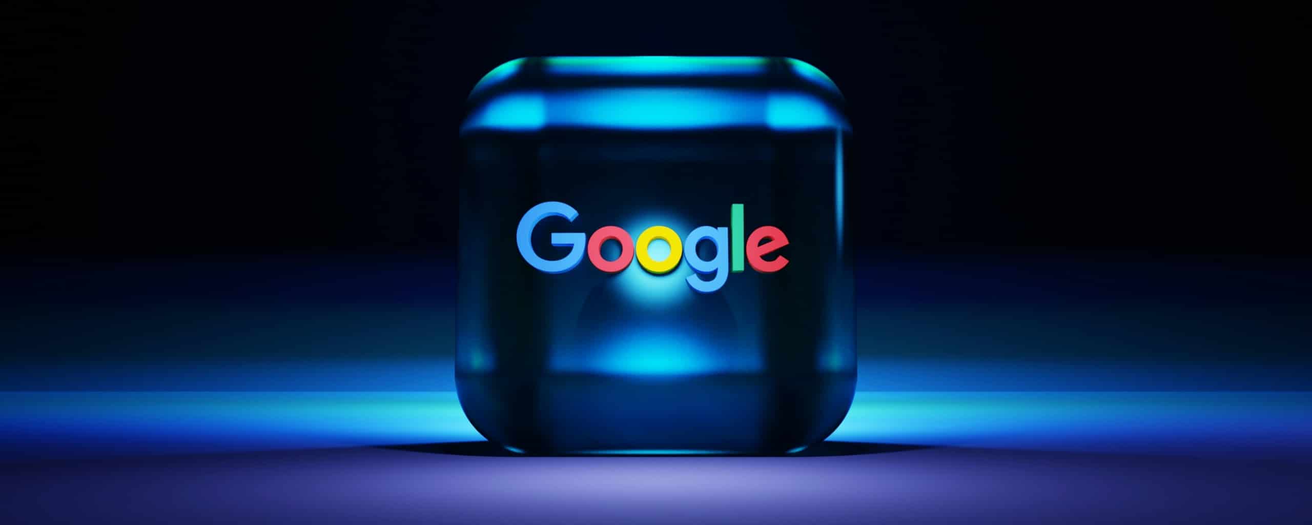Glazen vierkant met het kleurrijke Google-logo tegen een donkere, blauw verlichte achtergrond.