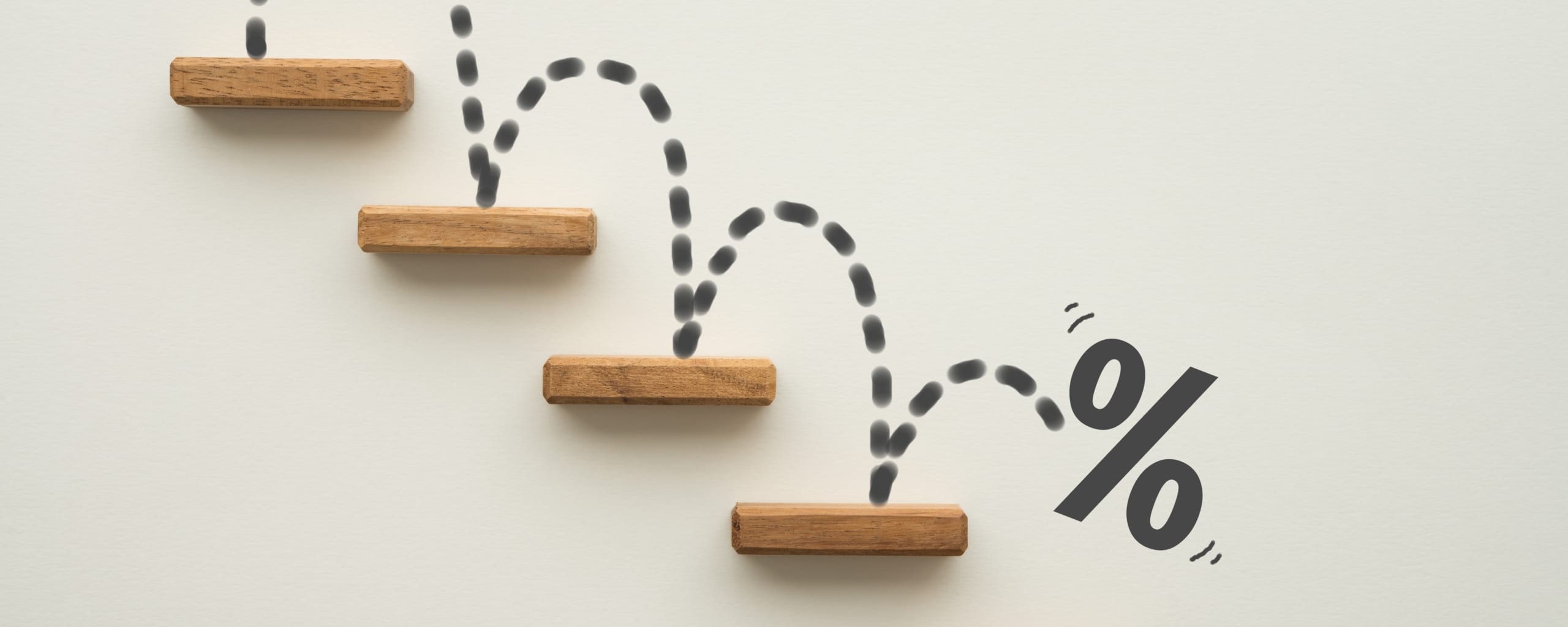 Houten blokjes als dalende treden met stippellijn die naar beneden springt en een procentteken, symbool voor dalende percentages of afname.