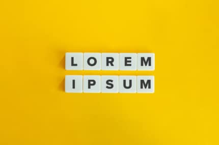 Witte blokjes met de tekst ‘Lorem Ipsum’ op een gele achtergrond, symbool voor placeholdertekst.