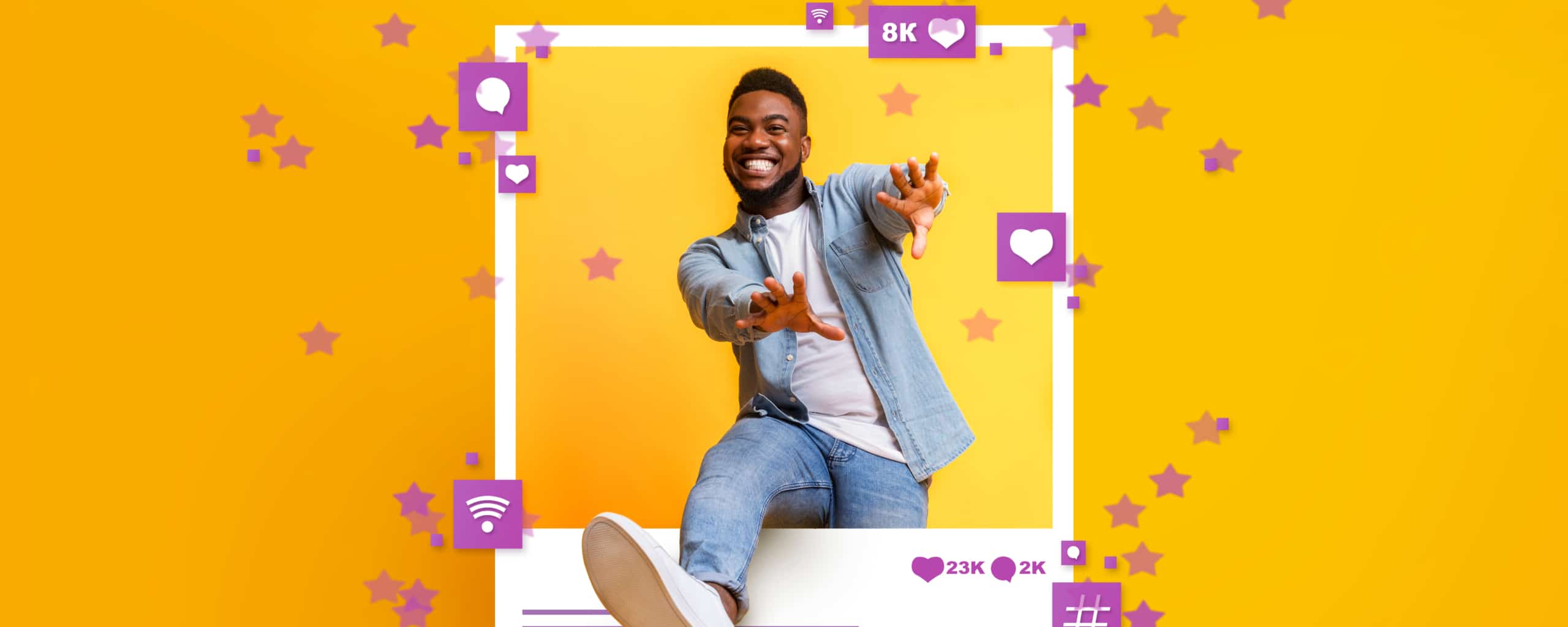 Man poseert vrolijk voor een socialmediaframe met likes en hart-icoontjes tegen een gele achtergrond.