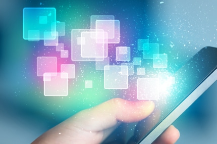 Hand die een smartphone aanraakt met kleurrijke, zwevende vierkanten als symbool voor digitale data en apps.