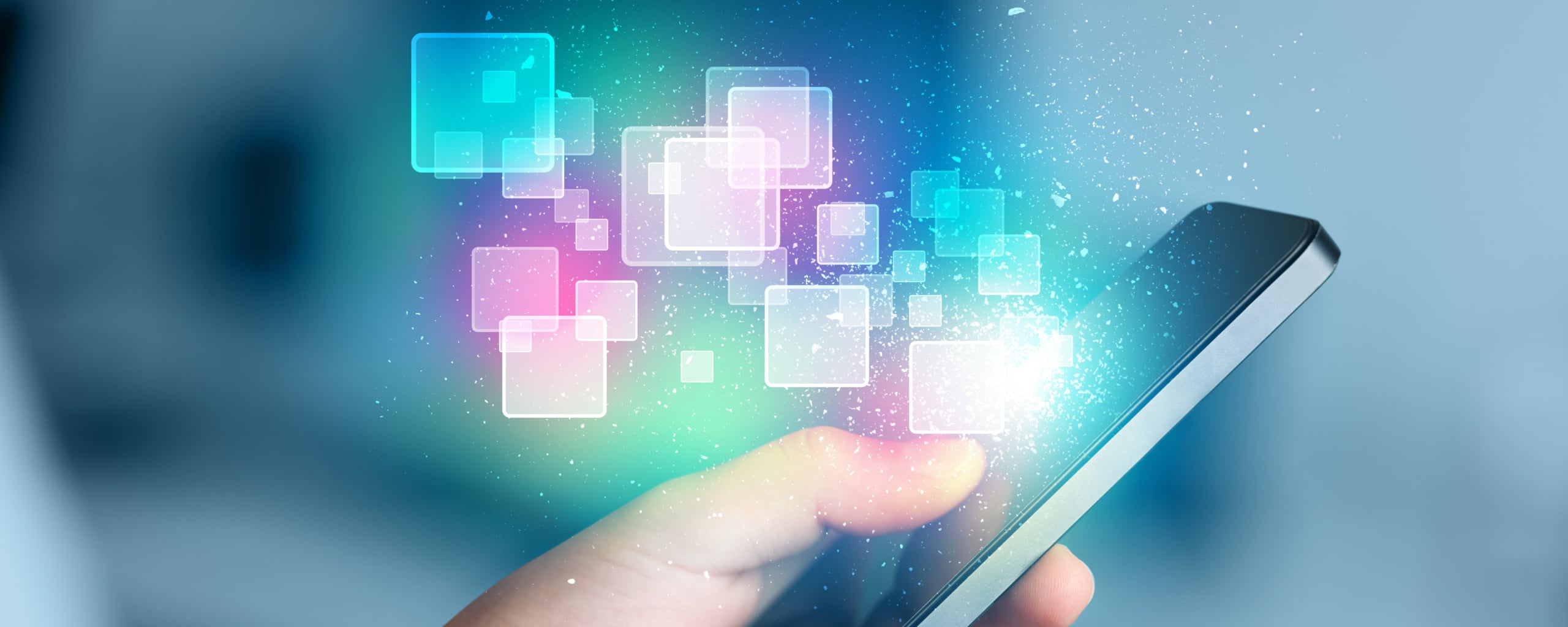 Hand die een smartphone aanraakt met kleurrijke, zwevende vierkanten als symbool voor digitale data en apps.