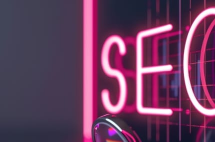 Neonverlichting met het woord ‘SEO’ in felroze letters tegen een donkere achtergrond.