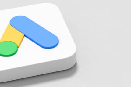 3D-icoon van Google Ads met een blauwe balk, gele vorm en groene cirkel op een witte achtergrond.