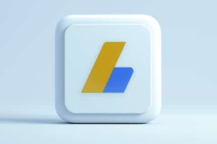 3D-icoon met het Google AdSense-logo op een lichtblauwe achtergrond.
