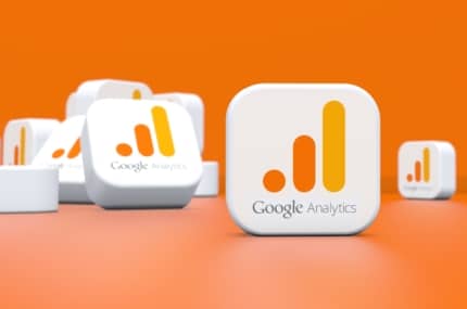3D-illustratie van meerdere iconen met het Google Analytics-logo op een oranje achtergrond.