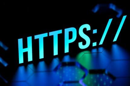 Grote, verlichte tekst ‘HTTPS://’ tegen een donkere achtergrond, symbool voor een beveiligde websiteverbinding.