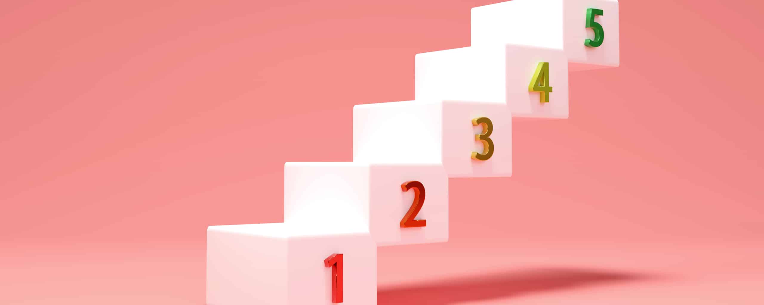 Witte trap met genummerde treden 1 tot 5 tegen een roze achtergrond, symbool voor stappenplan of groei.