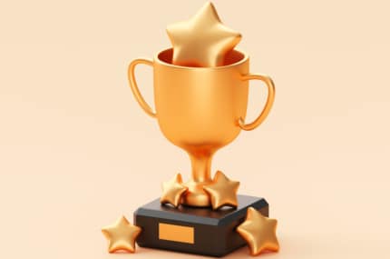 Gouden trofee met ster op een sokkel tegen een neutrale achtergrond, symbool voor overwinning of prestatie.
