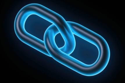 Gestileerde, gloeiende blauwe kettingschakel tegen een donkere achtergrond, symbool voor verbinding of linkbuilding.