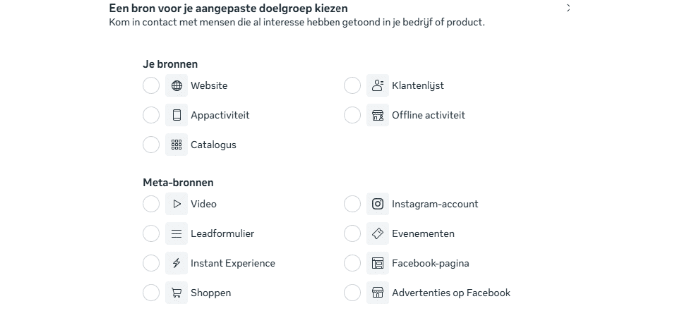 Scherm met instellingen voor het kiezen van een aangepaste doelgroepbron, met opties zoals website, klantenlijst, appactiviteit, Instagram-account en Facebook-pagina.