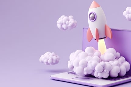 3D-illustratie van een raket die opstijgt vanaf een laptop tussen wolken, wat lancering en groei symboliseert.