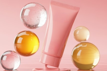 3D-illustratie van een roze cosmetische tube met transparante en goudkleurige bollen tegen een roze achtergrond.