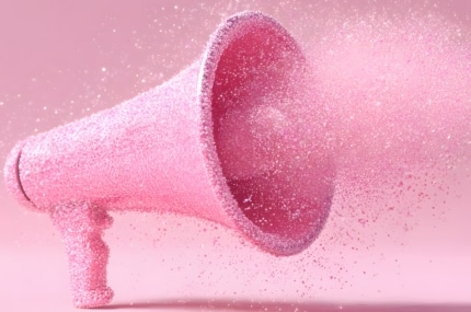 3D-illustratie van een roze megafoon opgebouwd uit kleine deeltjes tegen een roze achtergrond.