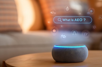 Slimme speaker op een tafel met een holografische vraag ‘What is SEO?’ erboven, die spraakgestuurde zoekopdrachten symboliseert.