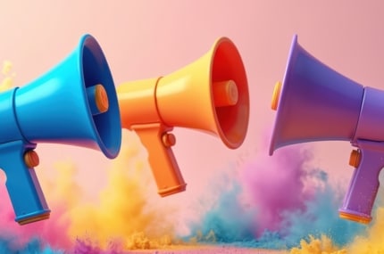 Drie kleurrijke megafoons tegen een achtergrond van gekleurde rook, die communicatie en marketing symboliseren.