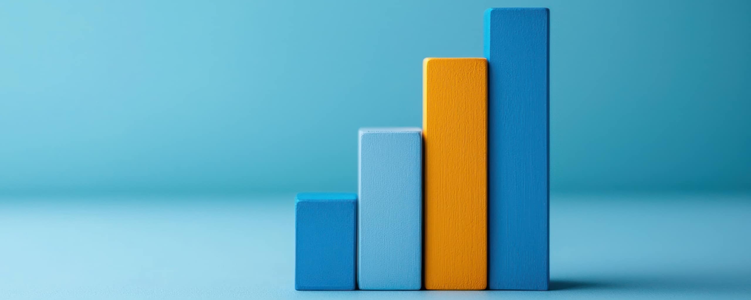 Minimalistische staafgrafiek met drie oplopende balken in blauw- en geeltinten op een lichtblauwe achtergrond.