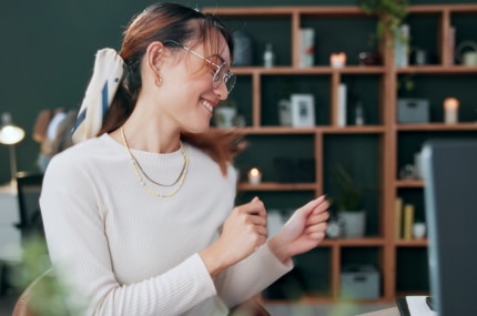 Blije-vrouw-achter-laptop