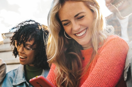 Een groep menesn op hun telefoon