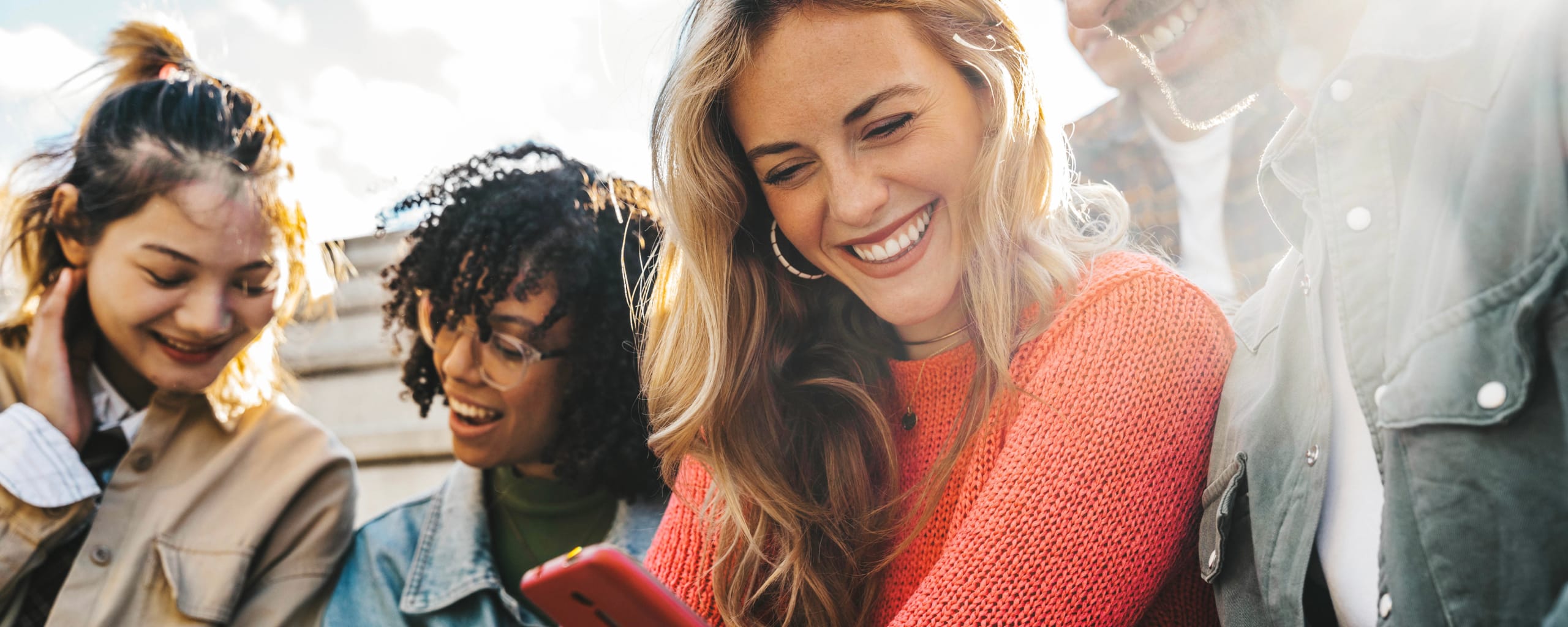 Een groep menesn op hun telefoon