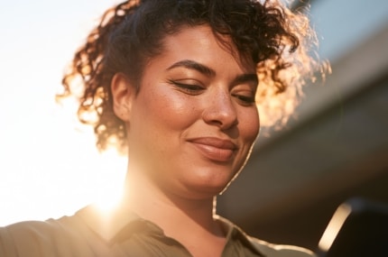 Lachende vrouw op telefoon