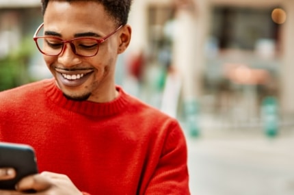 man_met_smartphone_display_campagne_opzetten