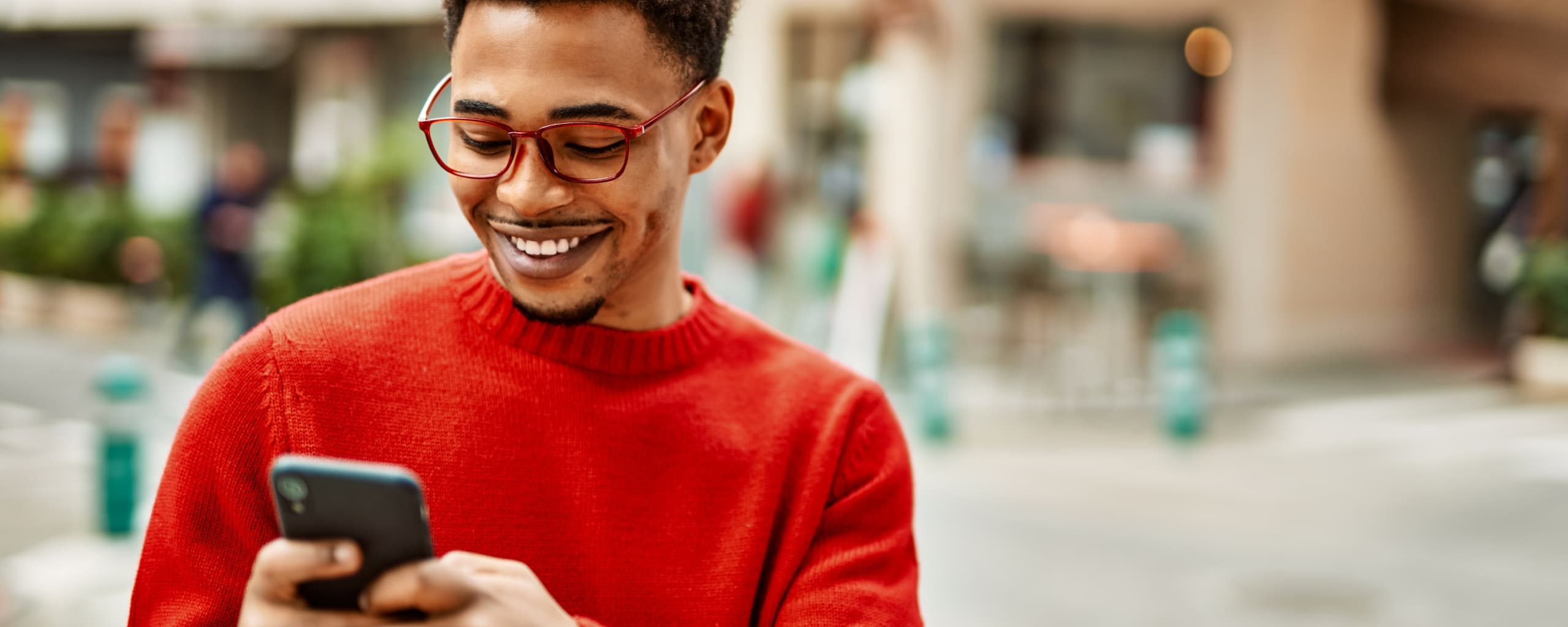 man_met_smartphone_display_campagne_opzetten